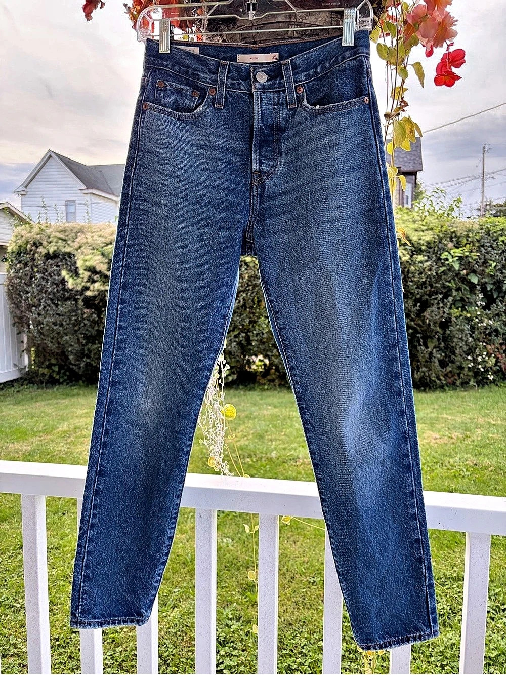 Levi’s Premium Wedgie Straight Leg Jeans in Blue Waist 25 Like New